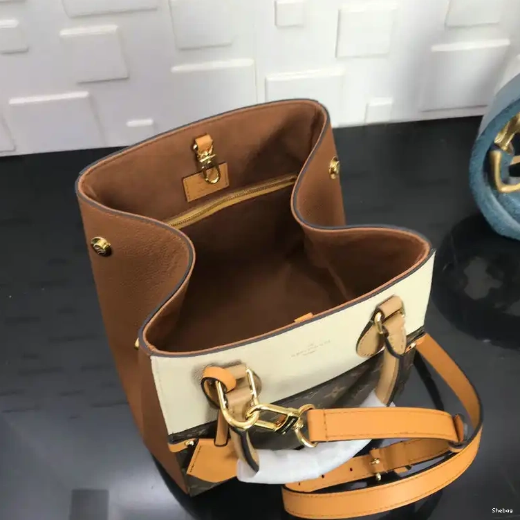 Bags 2104DJ0064 LV 0821
